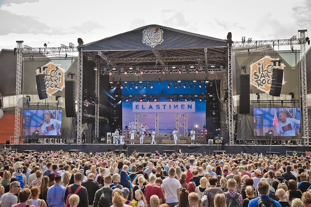 Päälavan edustalla riitti yleisöä Elastisen esiintyessä. Kuva: Tuukka Pakarinen
