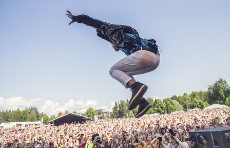 Robinin jalat eivät olleet monta hetkeä maassa keikan aikana.