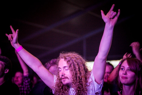 Rokkijeesus Lasten hautausmaan keikalla. Kuva: Veera Konsti