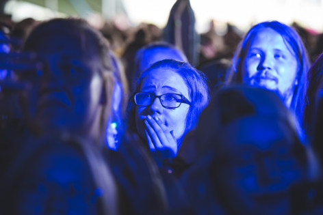 Yleisö eli vahvasti Tom Odellin mukana. Kuva: Pauli Järviluoto