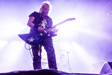 Musta Paraati esiintyi perjantaina Töminällä. Kuvassa bändin kitaristi Saku. Kuva: Antti Pitkäjärvi