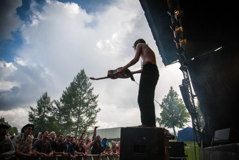 Jukka Nousiaisen kitara toimi myös suihkulähteenä keikalla. Kuva: Veera Konsti