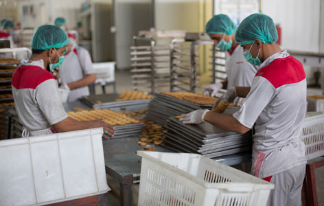 Afganistanilaisella keksitehtaalla valmistetaan hätäruokana käytettäviä keksejä. Kuva: Alessandro Pavone.