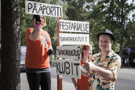 Vapaaehtoistyöntekijän saavat festivaalilipun ilmaiseksi. Kuvassa kylttitiimi. Kuva: Terhi Hytönen