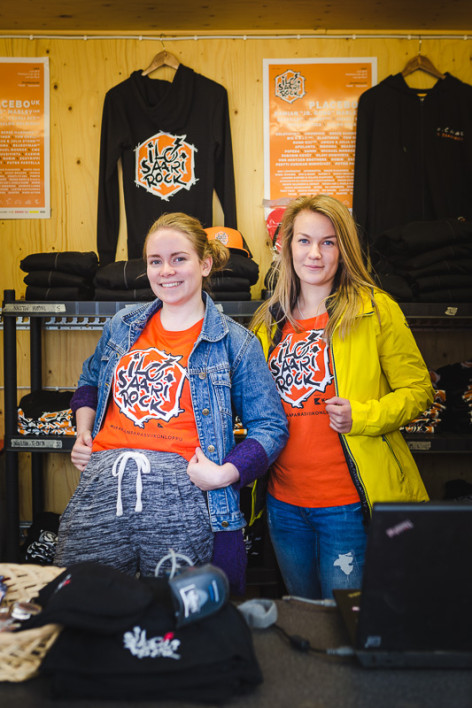 Kontin iloiset duunarit Iina Lehikoinen ja Jenna Hämäläinen.