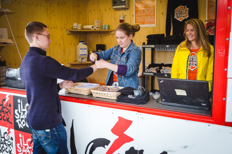 Jussi Kosonen sai lippunsa vaihdettua rannekkeeseen ensimmäisten joukossa.