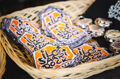 Paitoja, hihamerkkejä, hikinauhoja ja sandaaleita ja tietenkin festariliput - Tätä kaikkea löydät kontilta!