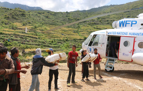 Avustuskuorma saapuu Gorkha Districtille Nepalin maanjäristyksen jälkeen. Kuva: Angeli Mendoza.