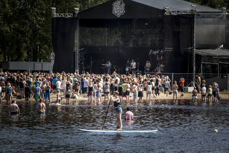 Suppailua rantalavalla. Kuva: Terhi Hytönen