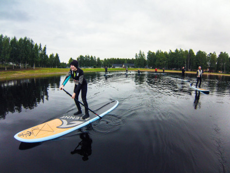 SUP-lautailua Linnunlahdella. Kuva: Jarmo Laine.