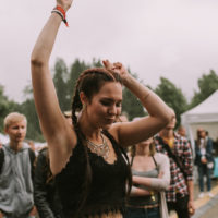 Shiraz Lane sai yleisön tanssiin. Kuva: Antti Pitkäjärvi