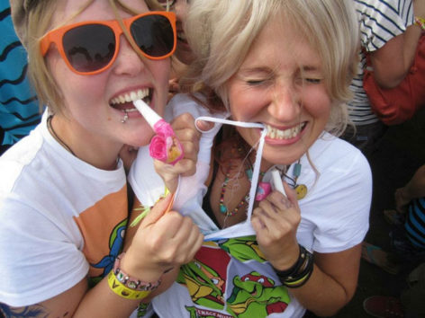 Tältä Paula Turpeisen (vas.) festarityyli näytti noin neljä vuotta sitten.