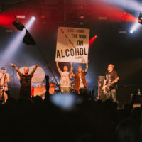 Anal Thunder julistaa. Kuva: Antti Pitkäjärvi