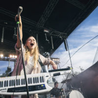 Paula Vesala huudatti Rentolavan yleisöä. Kuva: Kalle Kervinen