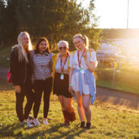 Kavereiden kanssa illanvietossa. Kuva: Svante Gullichsen