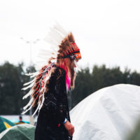 Ravileirinnän inkkari vaeltaa telttojen lomassa. Kuva: Svante Gullichsen