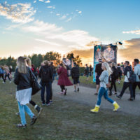 Festarikansa kiirehtimässä The 1975:n keikalle. Kuva: Inka Nevalainen