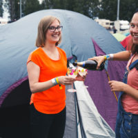 Onnistuneen teltanpystyksen jälkeen on hyvä avata skumppa! Kuva: Svante Gullichsen