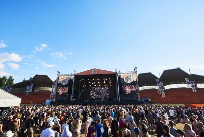 Ilosaarirock 2018: Festivaalivieraita auringossa plavalla. Ilosaarirock 2018, perjantai.