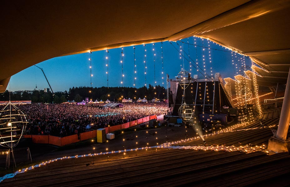 Sun Effects koristelee Ilosaarirockin päälavan.